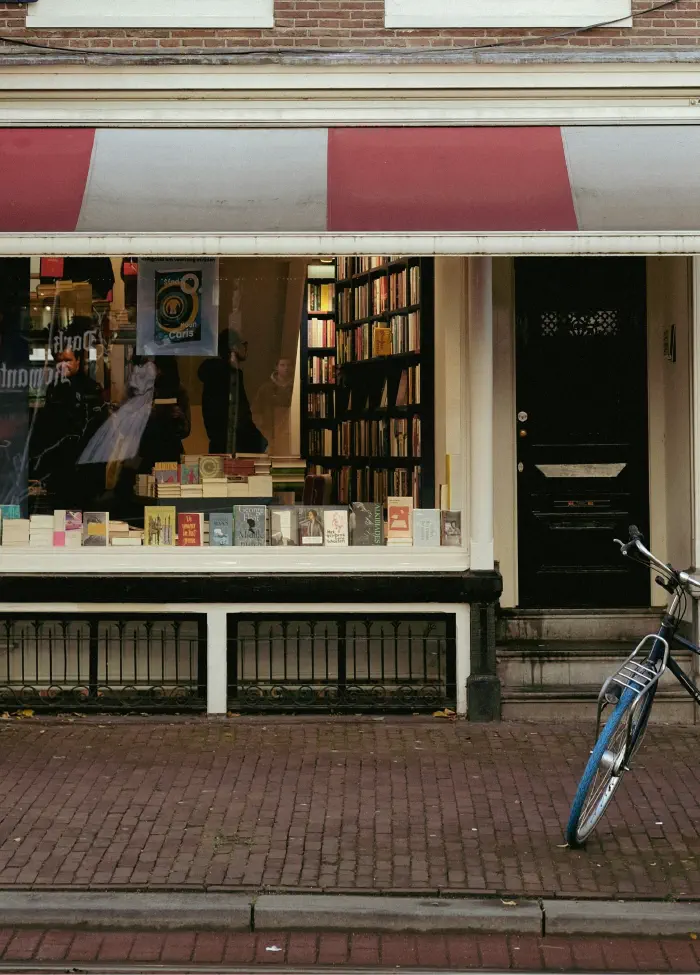 Illustrative sample: street-level view of the candidate storefront on the Singel, Amsterdam